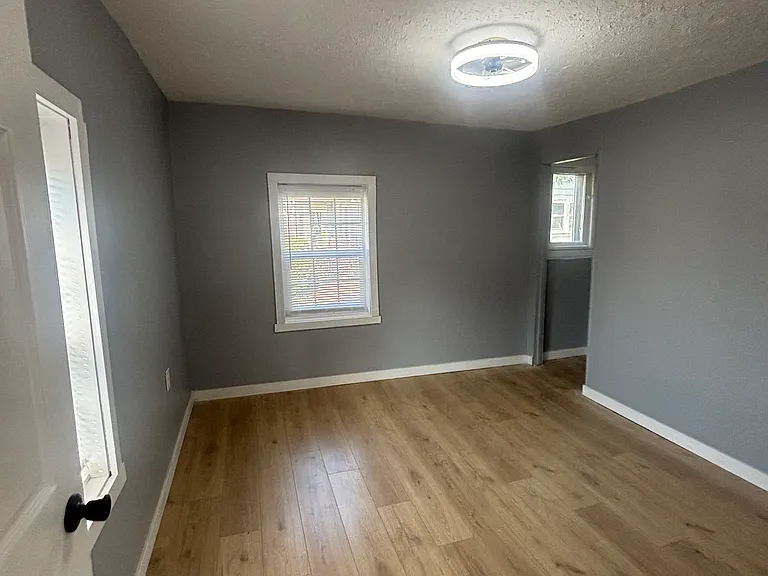 227 Franklin Ave — Photo 8