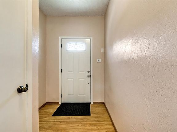 3rd image of 637 Carriagehouse Ln APT 2