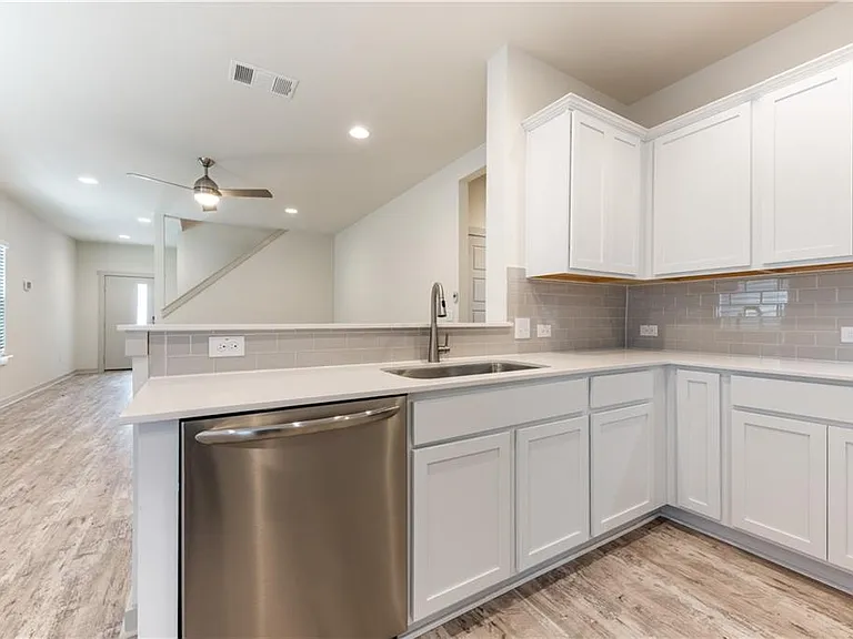 8304 Mimi Ln — Photo 7