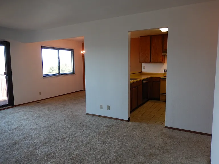 756 Stonegate Dr — Photo 4