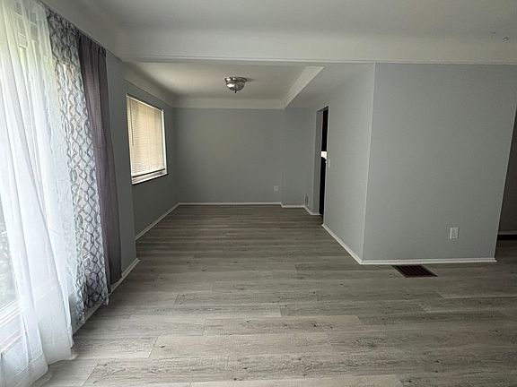4th image of 965 Covedale Ave