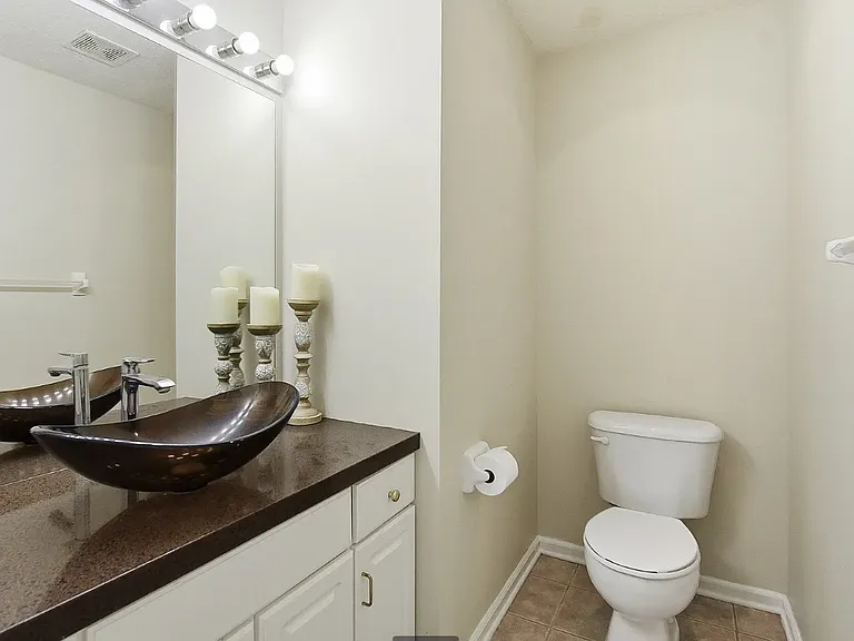 18602 Leavenworth St — Photo 9