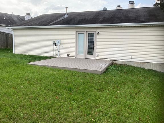 Deck off dining area. Large yard.