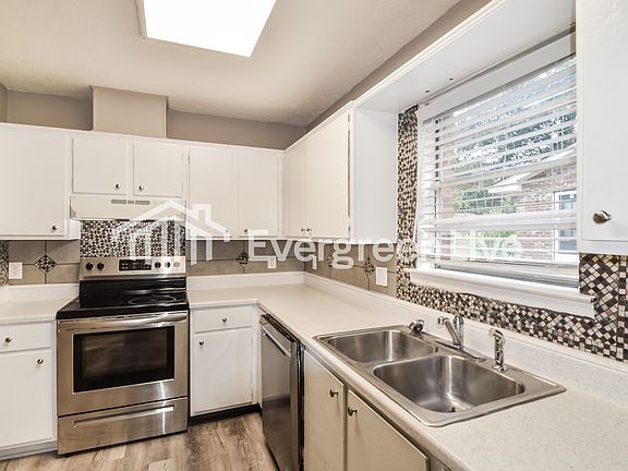 4th image of 439 Pecan Tree Dr