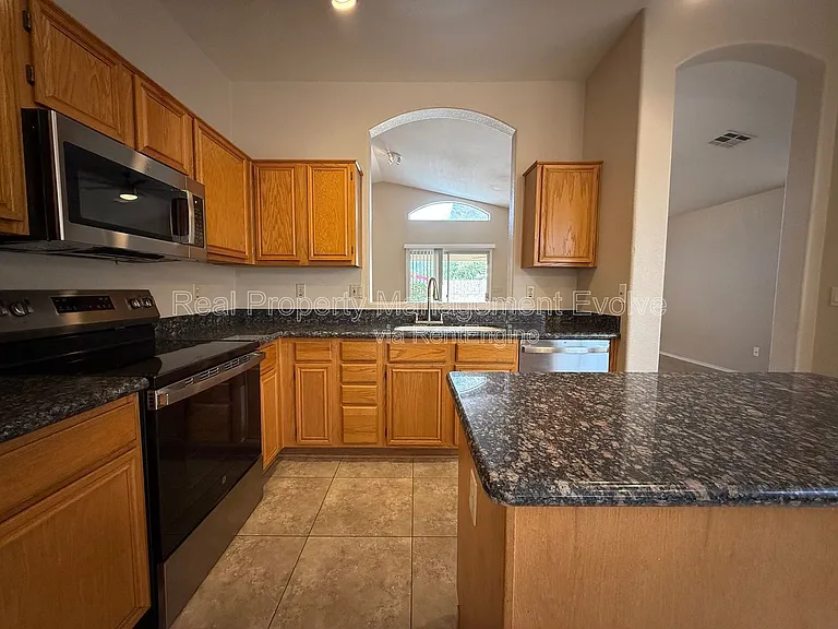 6814 W Louise Dr — Photo 8