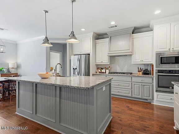 3rd image of 120 Emerald Dr