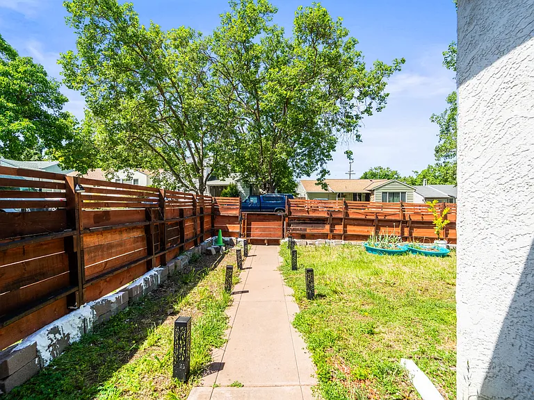 560 Russell St — Photo 43