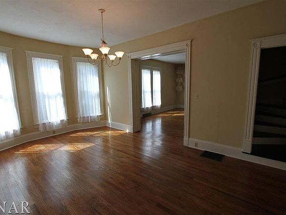 3rd image of 910 Summit St