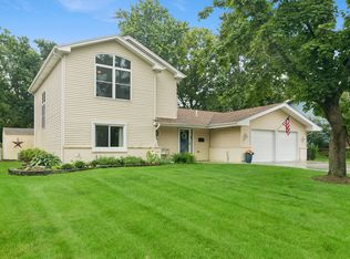 2S155 Mayfield Ln, Glen Ellyn, IL 60137