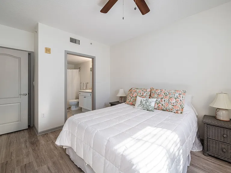 Primary bedroom w/ensuite bath and walk-in closet