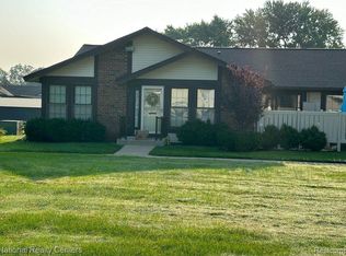 40207 Newport Dr, Plymouth, MI