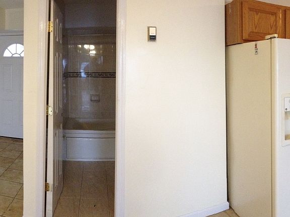 3rd image of 2822 Schurz Ave