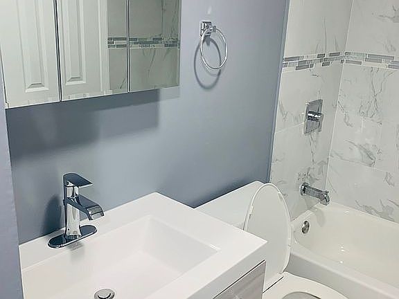 5th image of 986 Stuyvesant Ave APT B