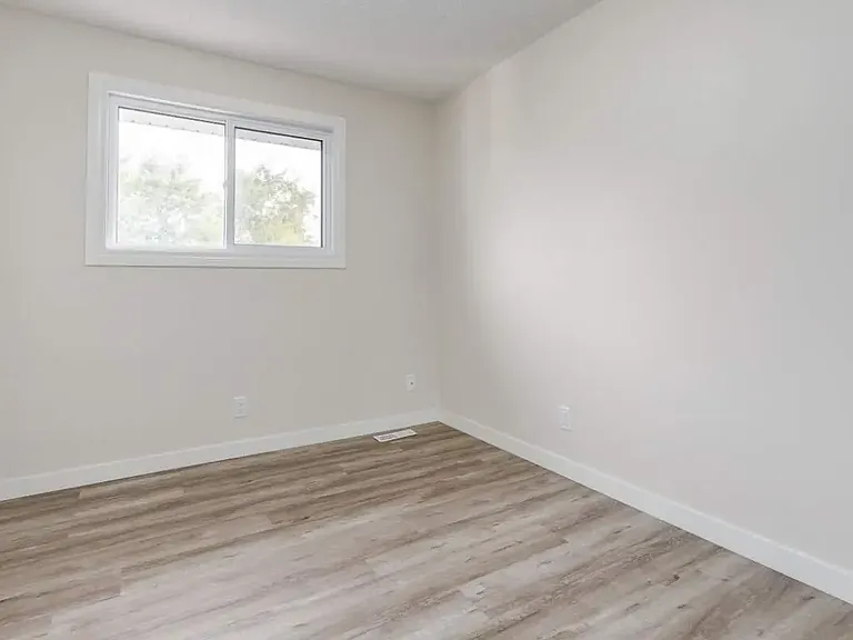 602 Laurier St W — Photo 16