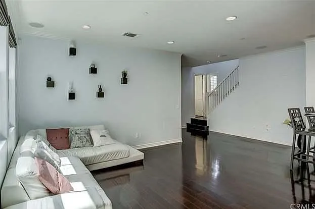 4 bed, 2215 sqft, $3,600 — Photo 4