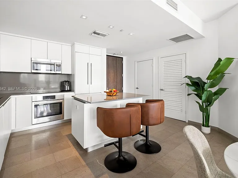 88 SW 7th St #2105 — Photo 4