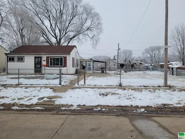 2216 Dewey St, Sioux City, IA 51109