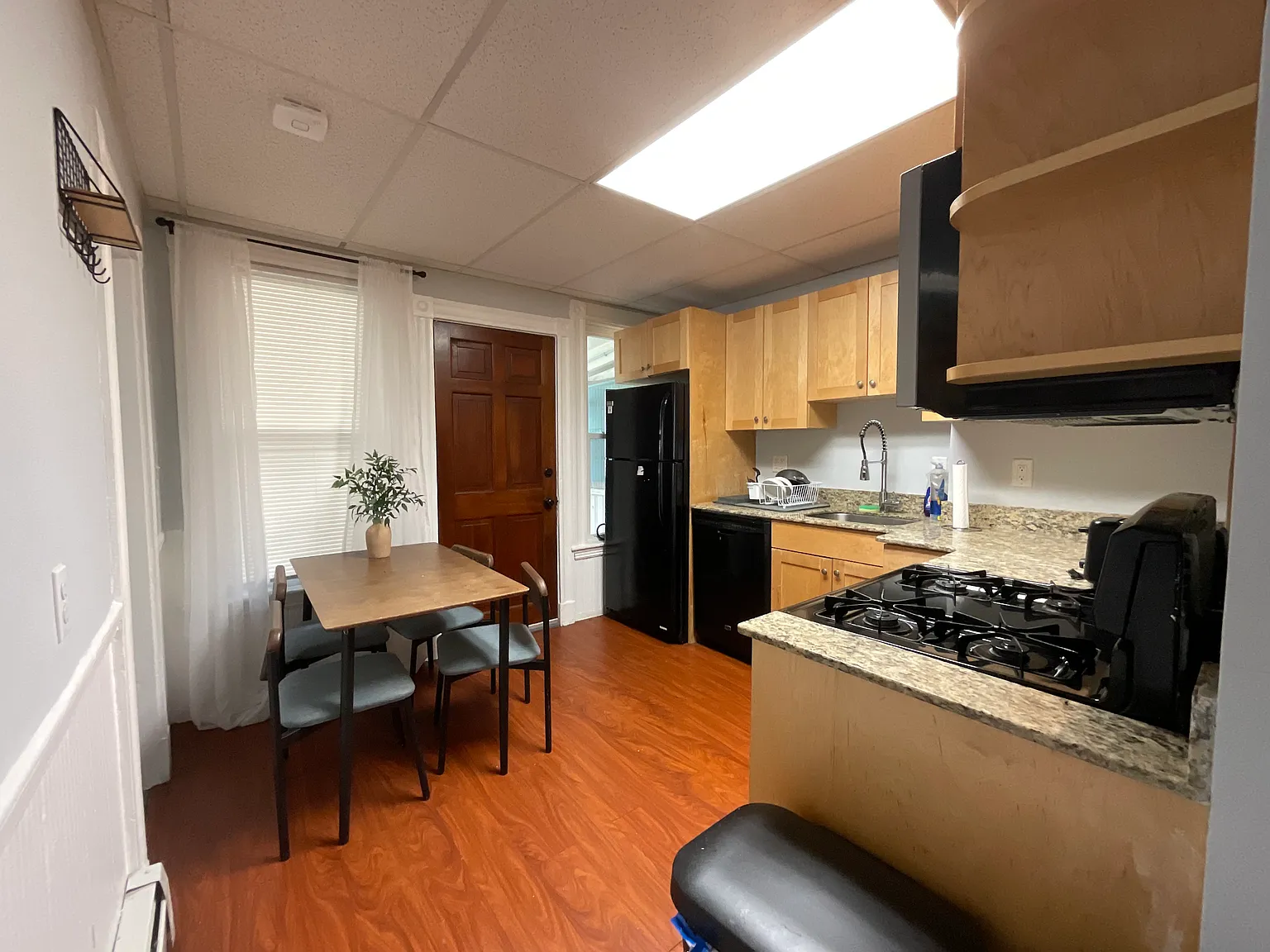 3 bed, 900 sqft, $3,295 — Photo 3