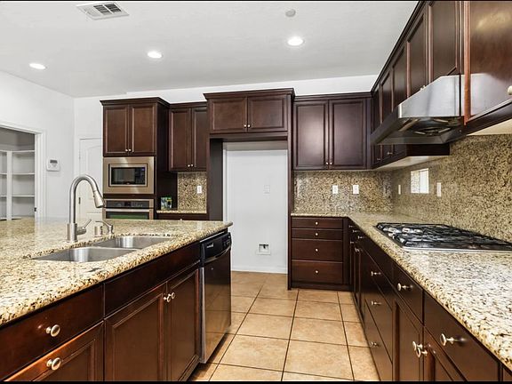 4th image of 955 S Oakhaven Cir