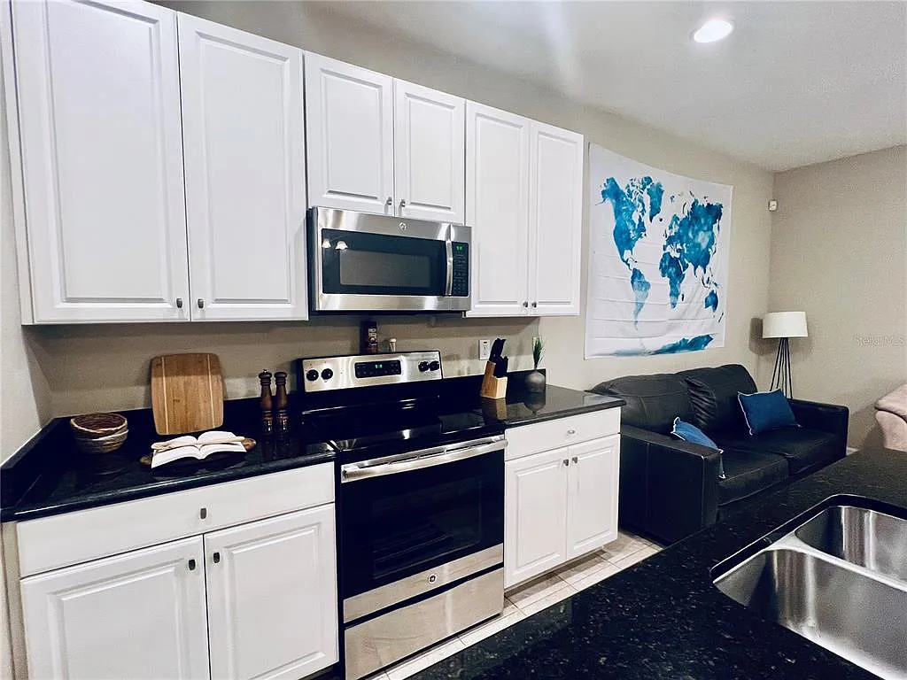 3 bed, 2.5 bath, 1400 sqft, $3,800 — Photo 3