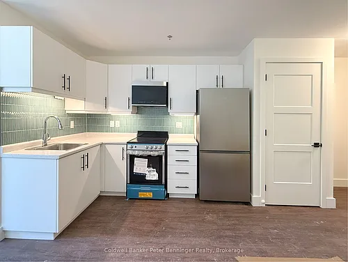 604 Queen St S Photo 1