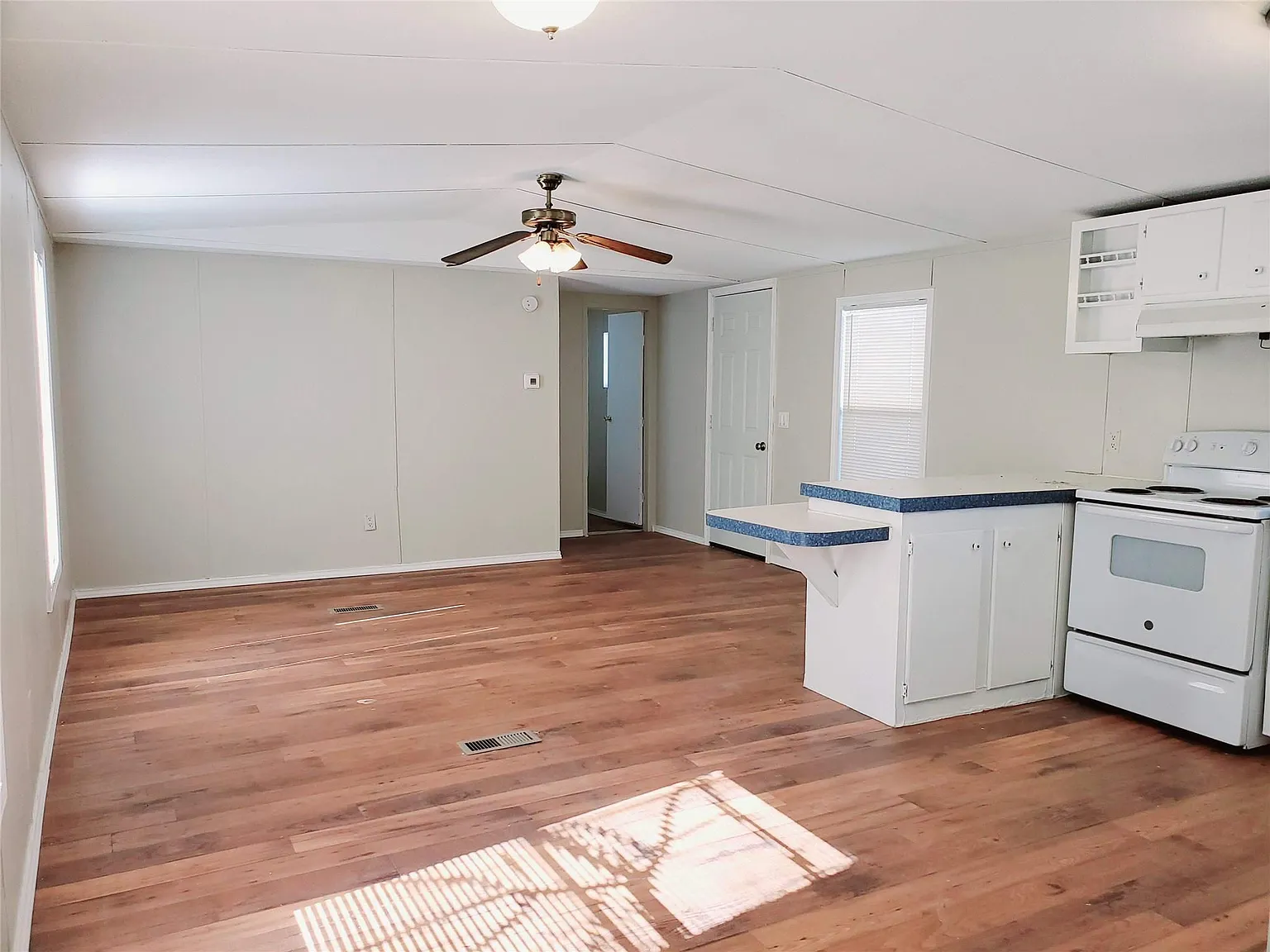 2 bed, 2.0 bath, 896 sqft, $975 — Photo 4