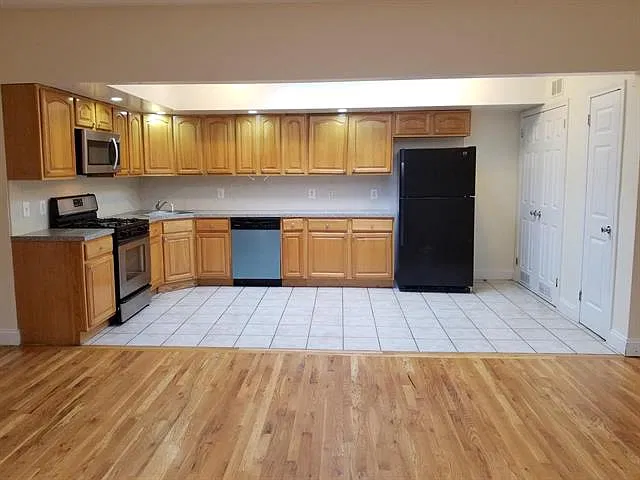 Spacious Union City 3 BR / 2 BA Loft Duplex at 510 25th Street — Photo 2