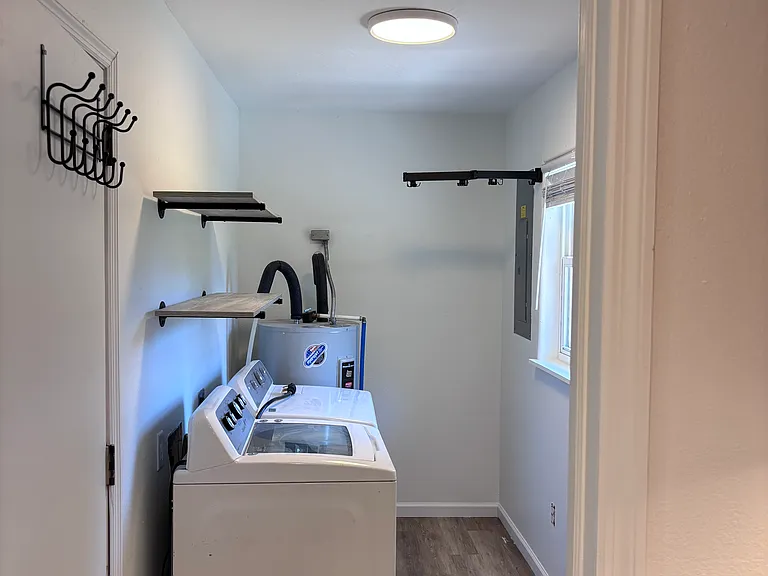214 E Hyde St — Photo 7