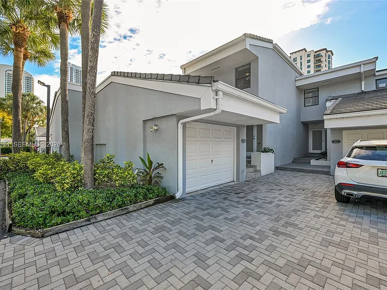 310 Poinciana Dr #802 — Photo 7