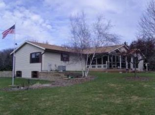 W294S2860 Wills Barry Dr, Waukesha, WI 53188