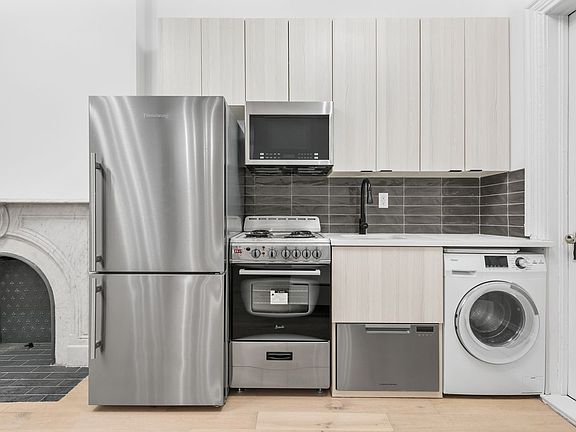 3rd image of 152 Montague St APT 3