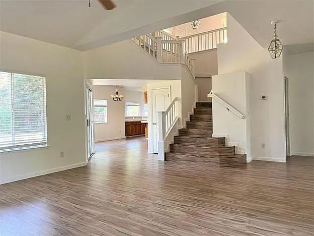 5 bed, 2378 sqft, $2,900 — Photo 2