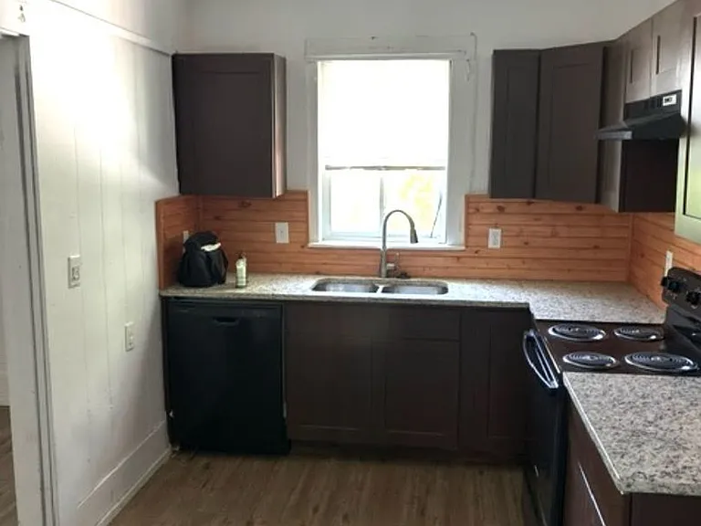 3905 Stuart St — Photo 2