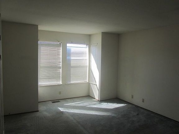 4th image of 974 Wyandotte Ave