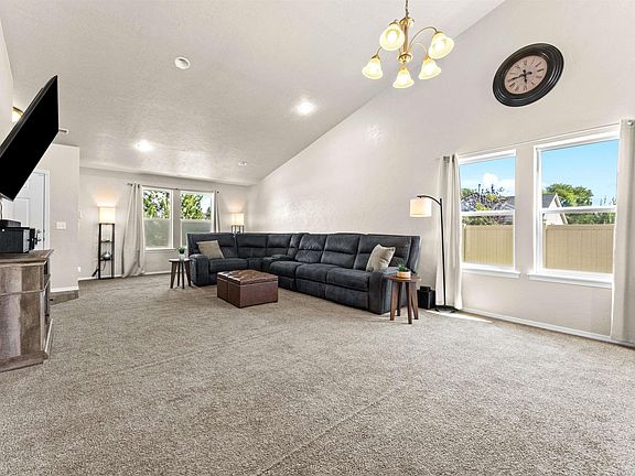 3rd image of 919 N Crownhaven Way