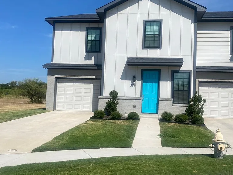 375 Hampton Pl — Photo 1