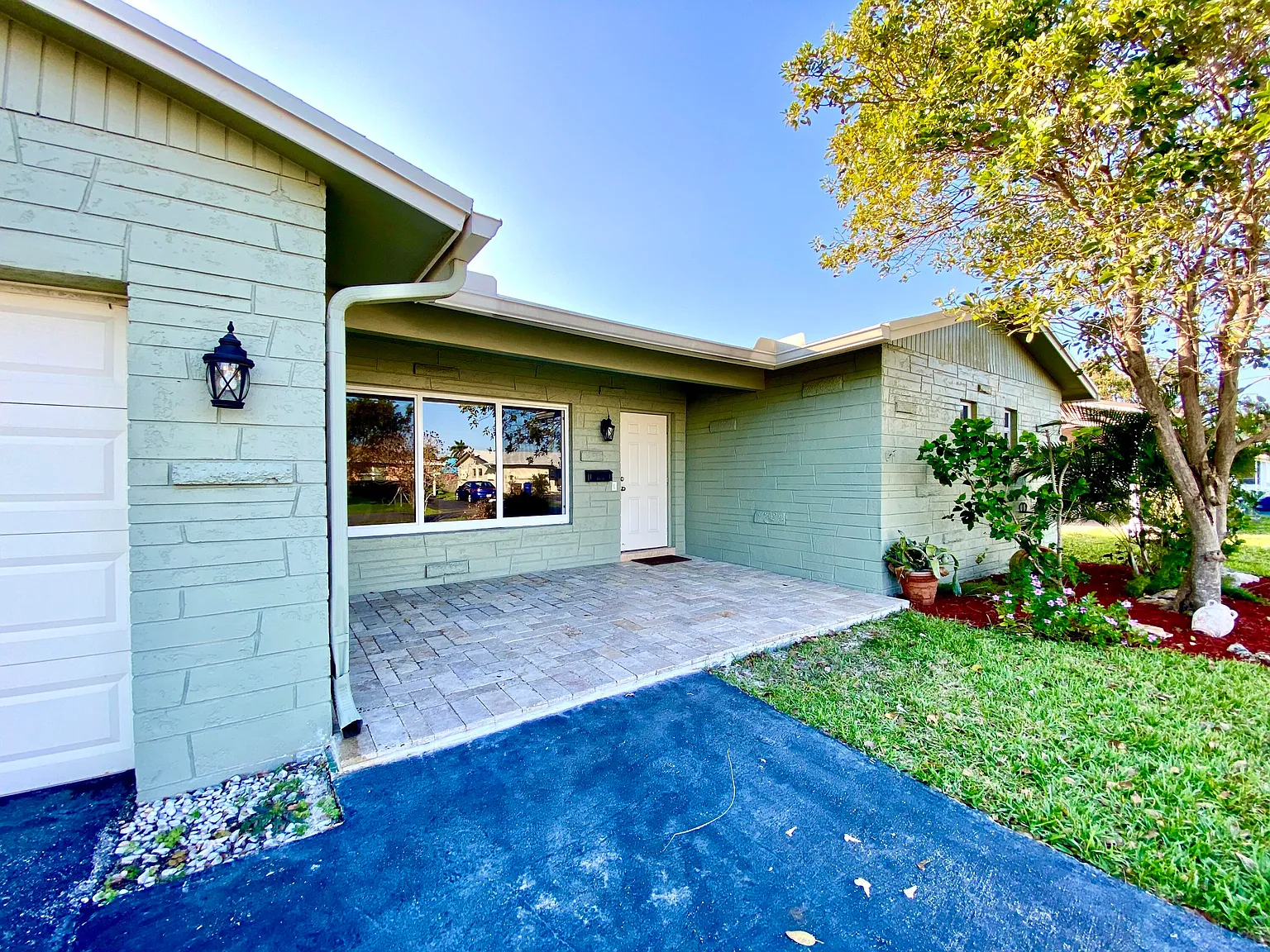 3 bed, 2.0 bath, 1724 sqft, $3,600 — Photo 2