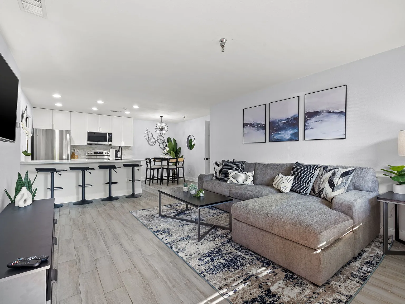 2 bed, 1015 sqft, $3,300 — Photo 3