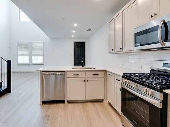 4th image of 420 Parkside Dr #1