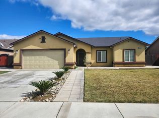 1572 Dallas St, Dinuba, CA 93618