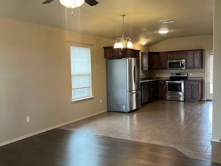 2529 S Virginia Ave — Photo 4