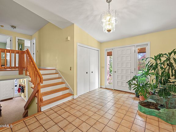 2nd image of 10 Lori Ct