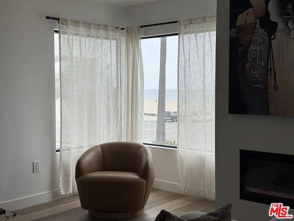 3 bed, 3.0 bath, 1560 sqft, $9,995 — Photo 2