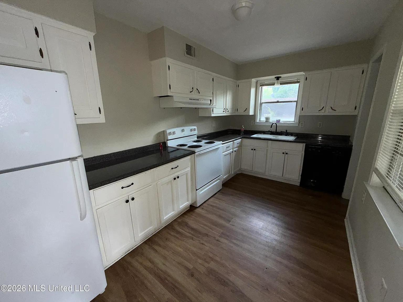 3 bed, 1.0 bath, 1140 sqft, $1,250 — Photo 4