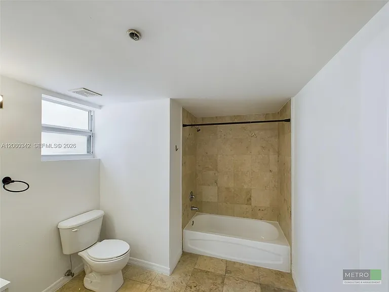 425 NE 30th St #202 — Photo 9