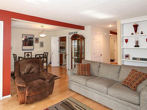 3rd image of 11560 Symmes Gate Ln
