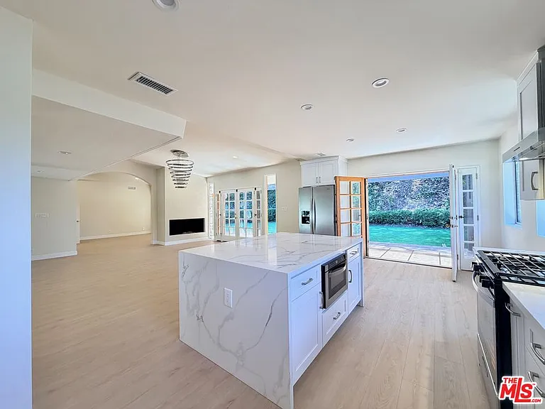 2000 San Ysidro Dr — Photo 31