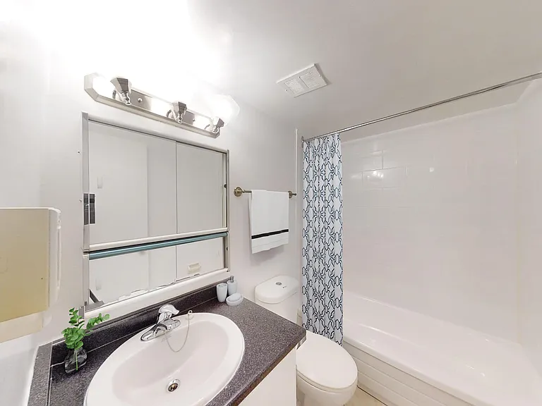110 Inverlochy Blvd — Photo 8