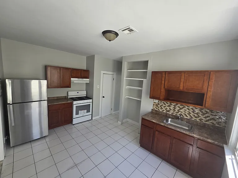 336-338 Sandford Ave #2R — Photo 8