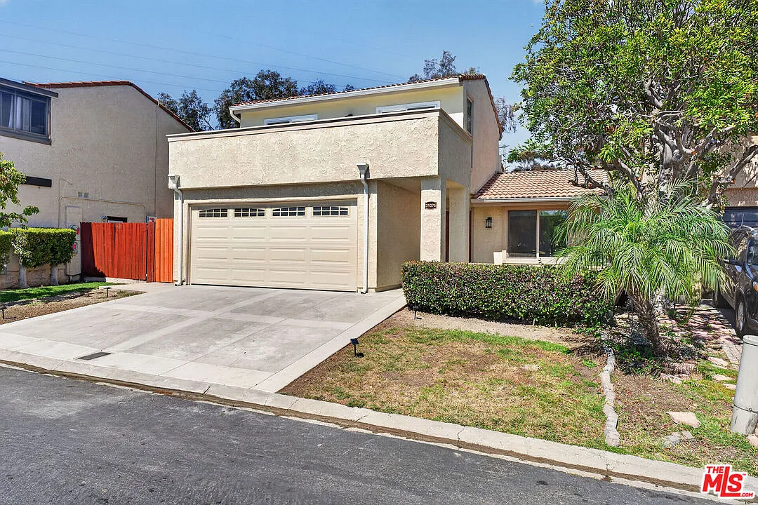 2 bed, 2.0 bath, 1451 sqft, $4,500 — Photo 3